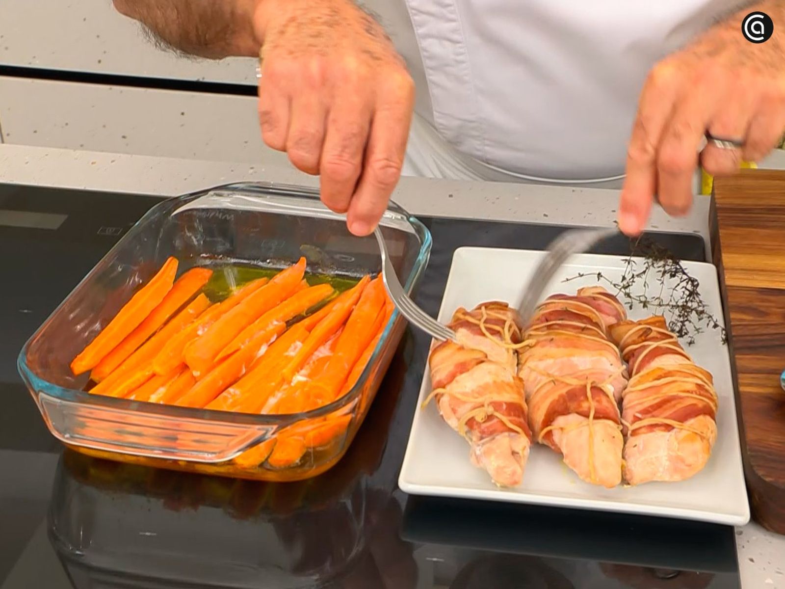 Separa los solomillos de las zanahorias asadas Separa los solomillos de las zanahorias asadas