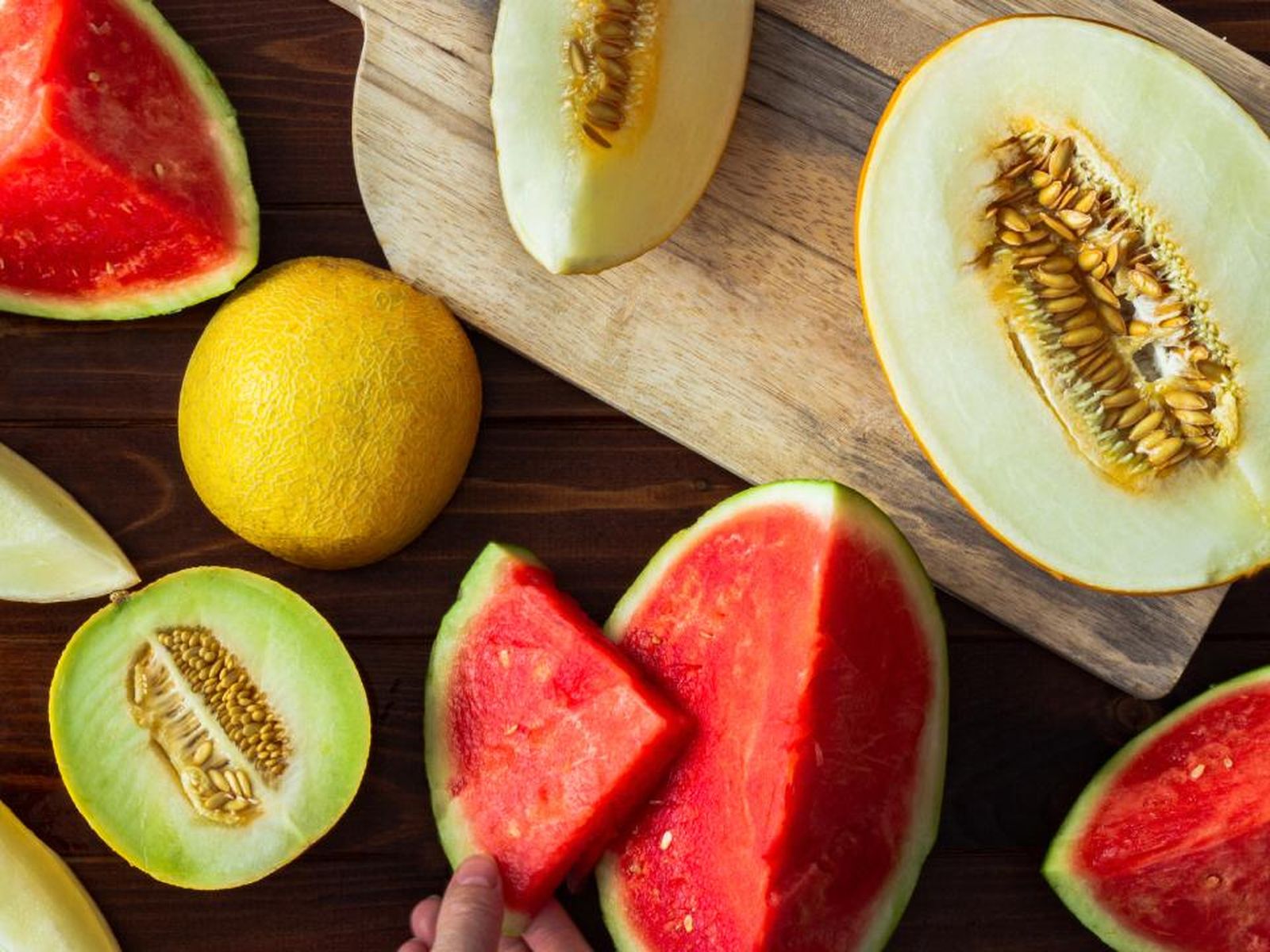 La sandía contiene más agua, pero el melón tiene más fibra