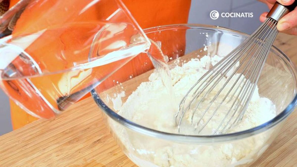 Mezcla y añade agua para hacer el rebozado