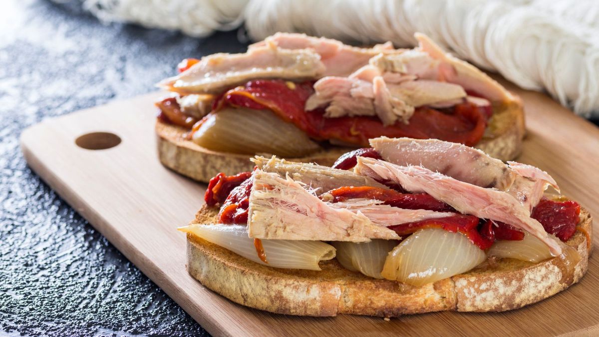 Tostada o pincho de atún, pimiento y cebolla