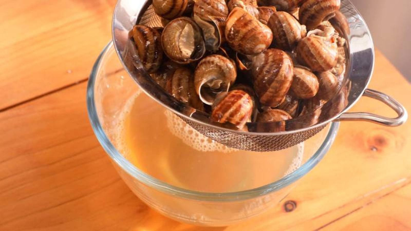 Asegúrate de escurrir bien los caracoles cocidos para que absorban todos los sabores durante el salteado Asegúrate de escurrir bien los caracoles cocidos para que absorban todos los sabores durante el salteado