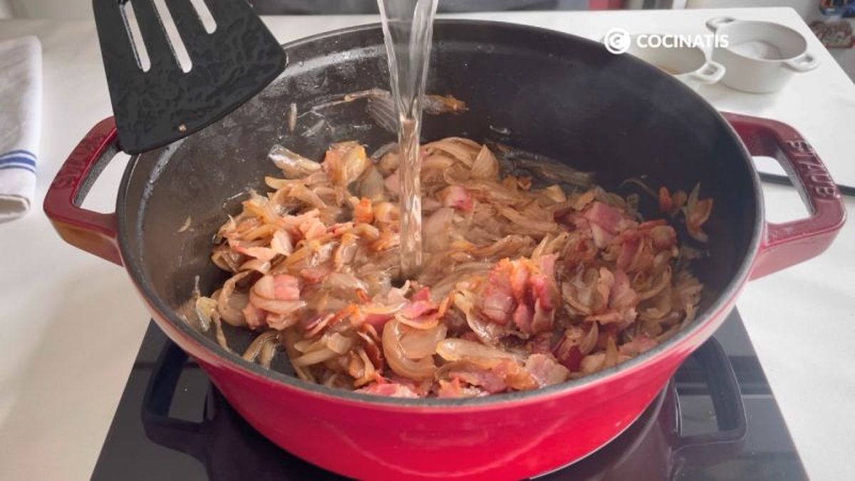 Pochamos la cebolla con bacon y vino blanco