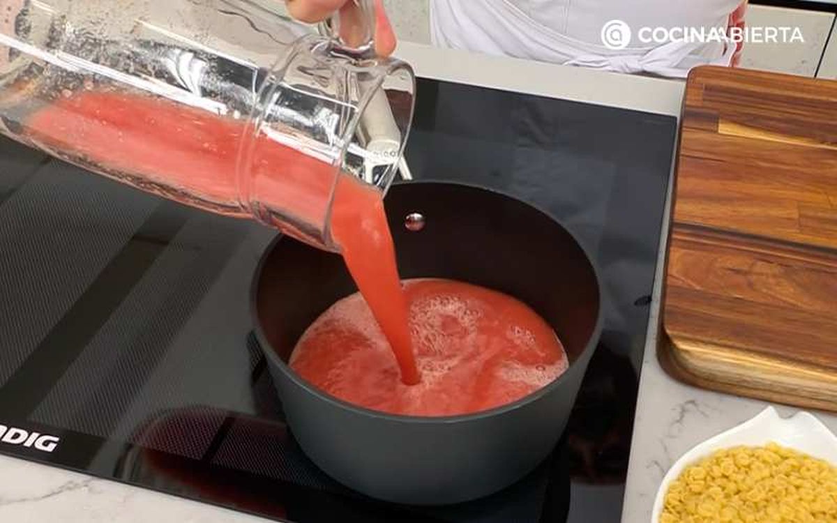 Vierte la sandía triturada en un cazo