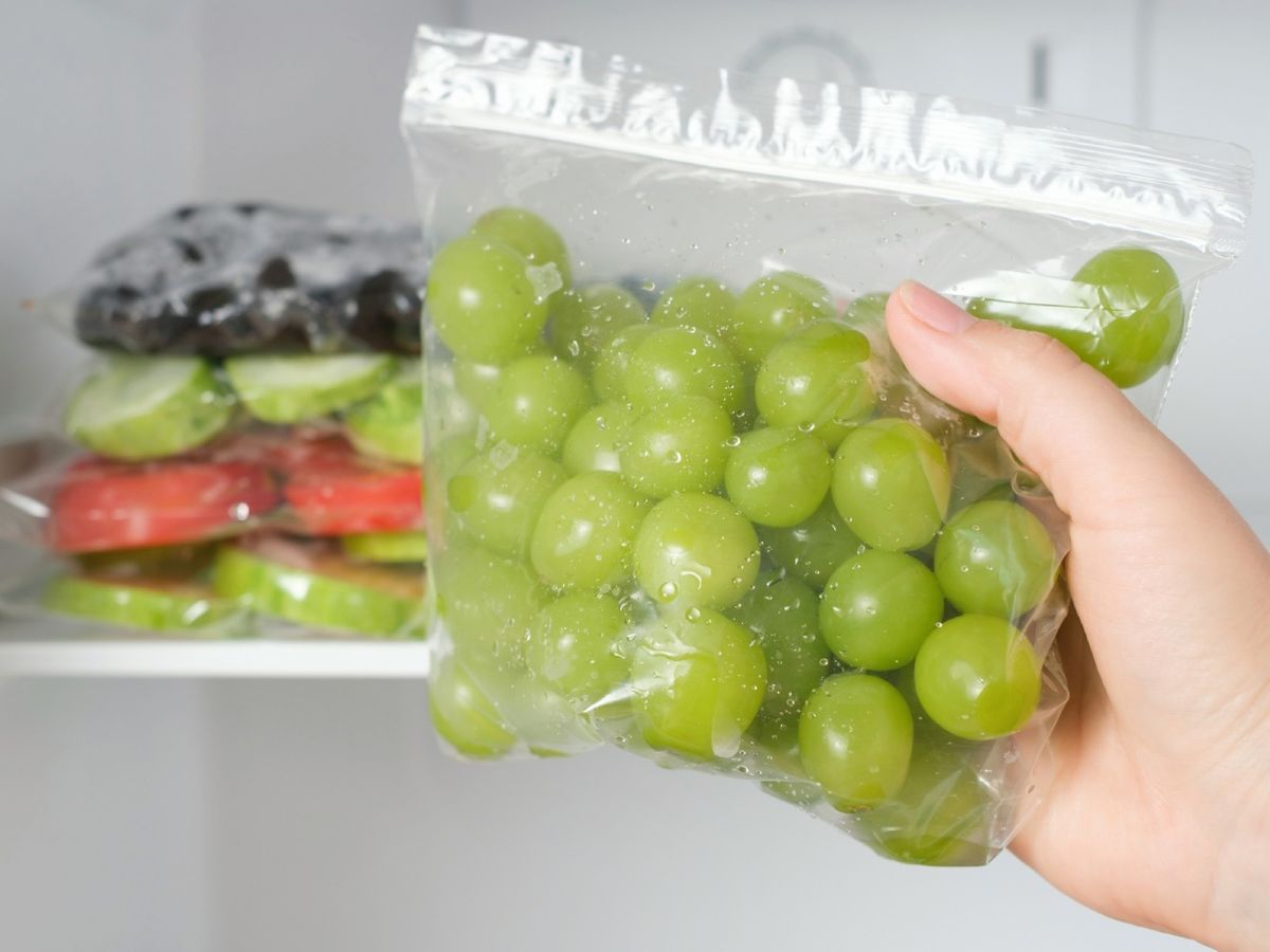 Antes de congelarlas, lava bien las uvas