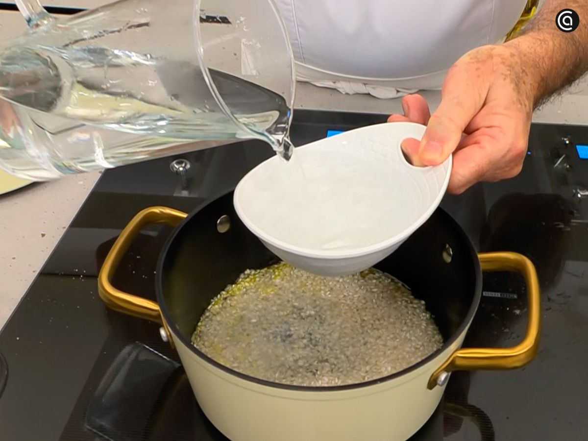 Cuece el arroz blanco hasta que quede en su punto