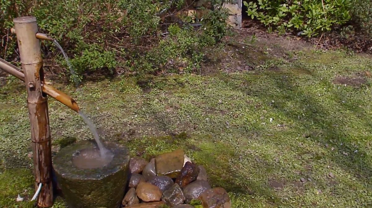 Colocar una fuente japonesa de bambú en el jardín paso 8