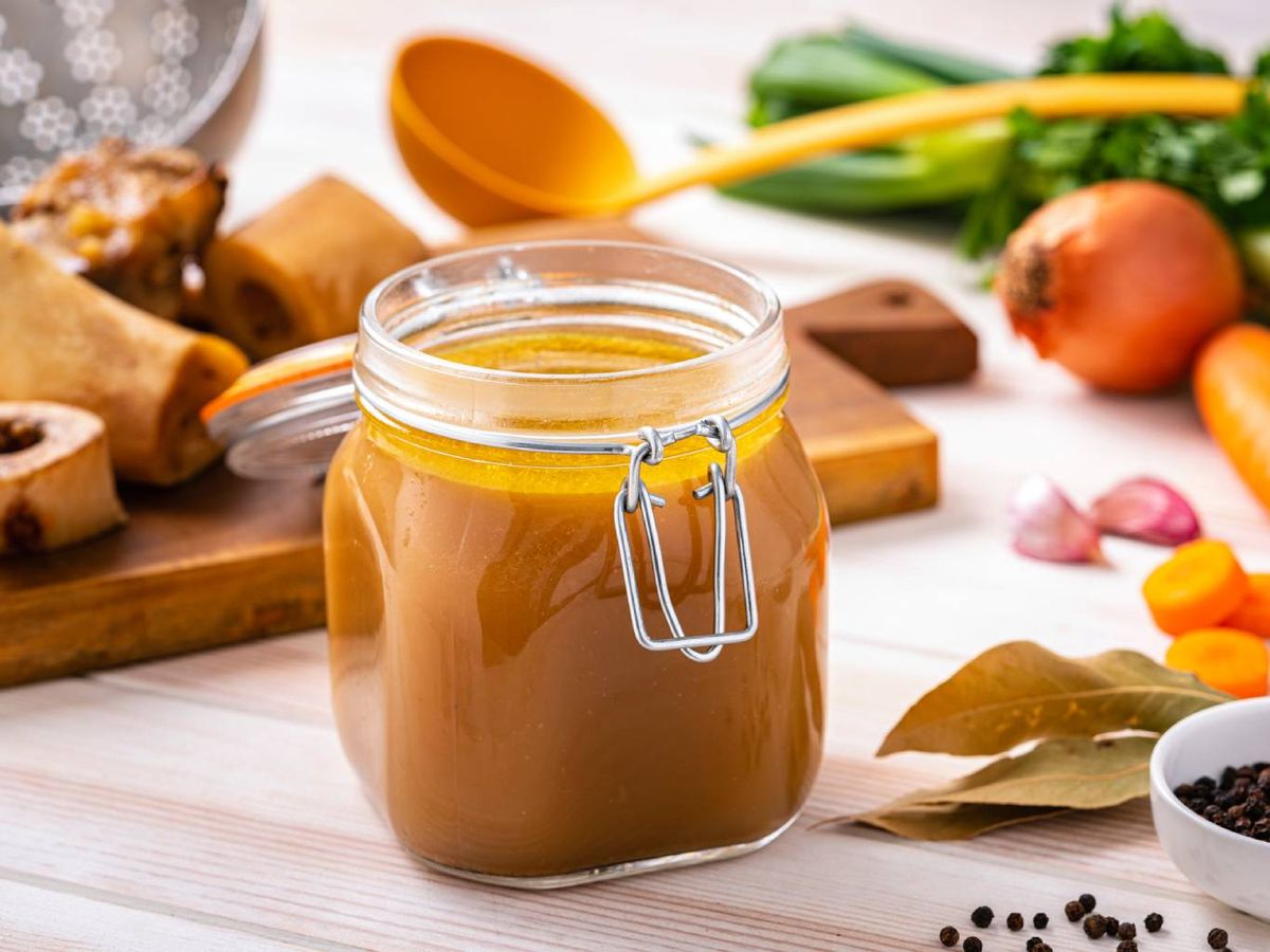 Cocinado a fuego lento concentra colágeno y minerales beneficiosos para las articulaciones y la piel.