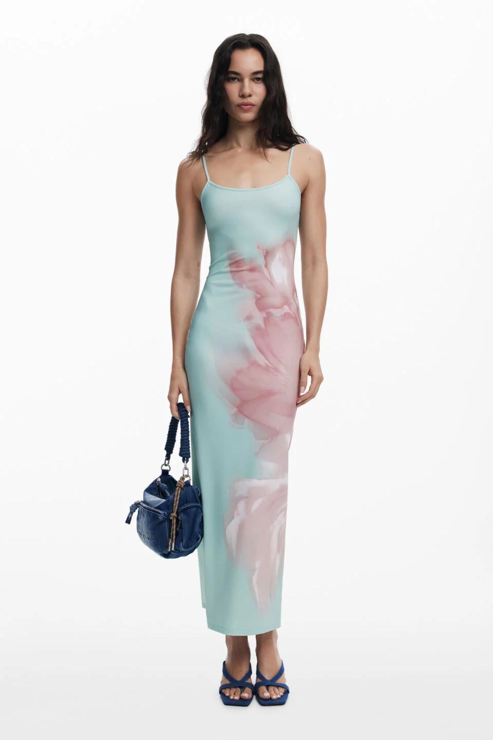 Vestido midi de tirantes con flor. Vestido midi de tirantes con flor.