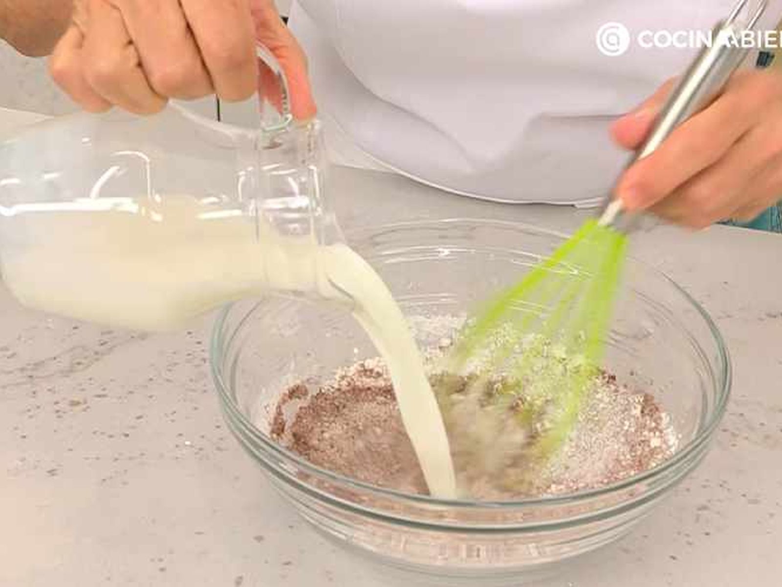 Mezcla los ingredientes secos con la leche Mezcla los ingredientes secos con la leche