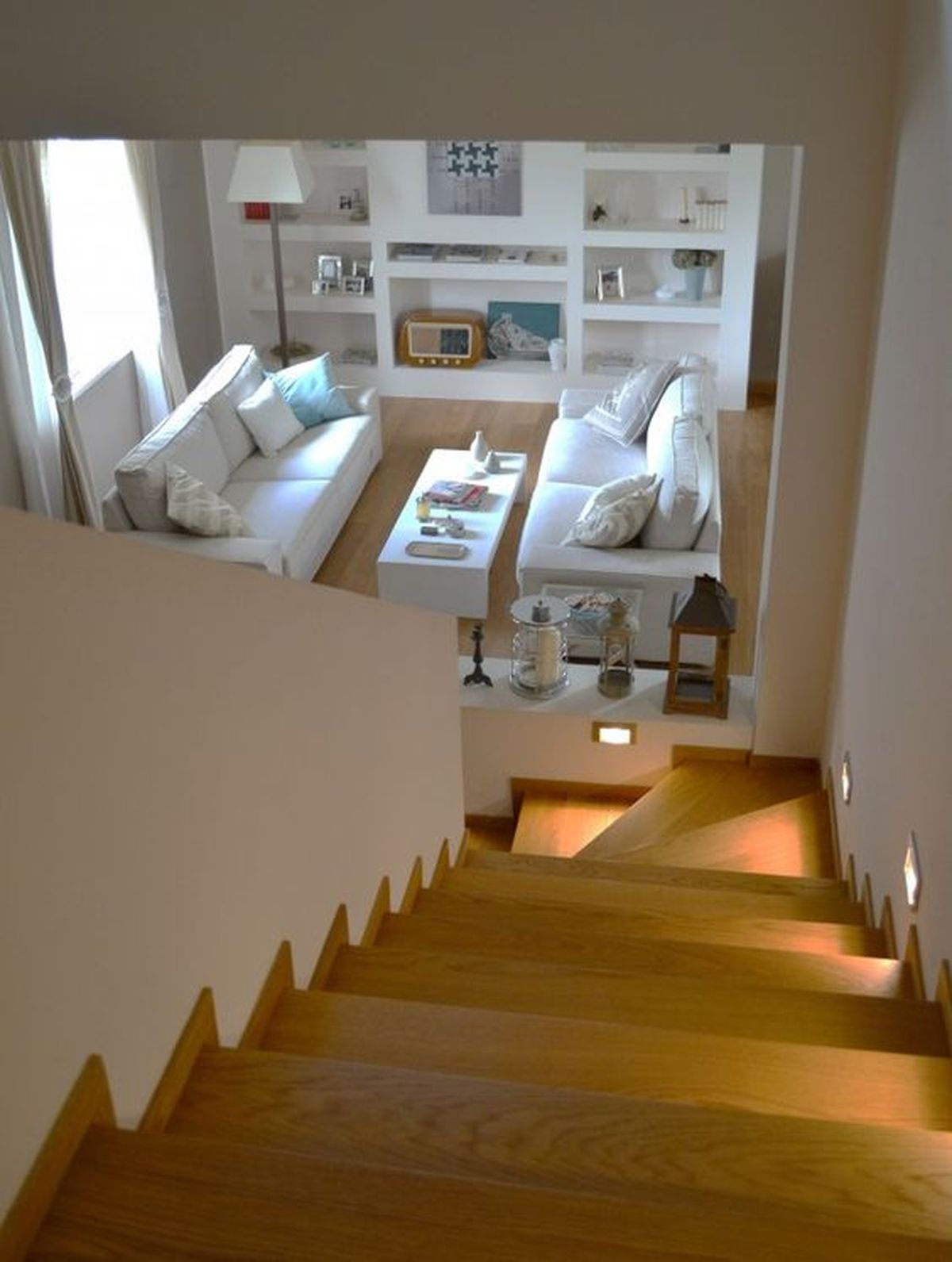 salones escaleras modernos escaleras madera pared blanca