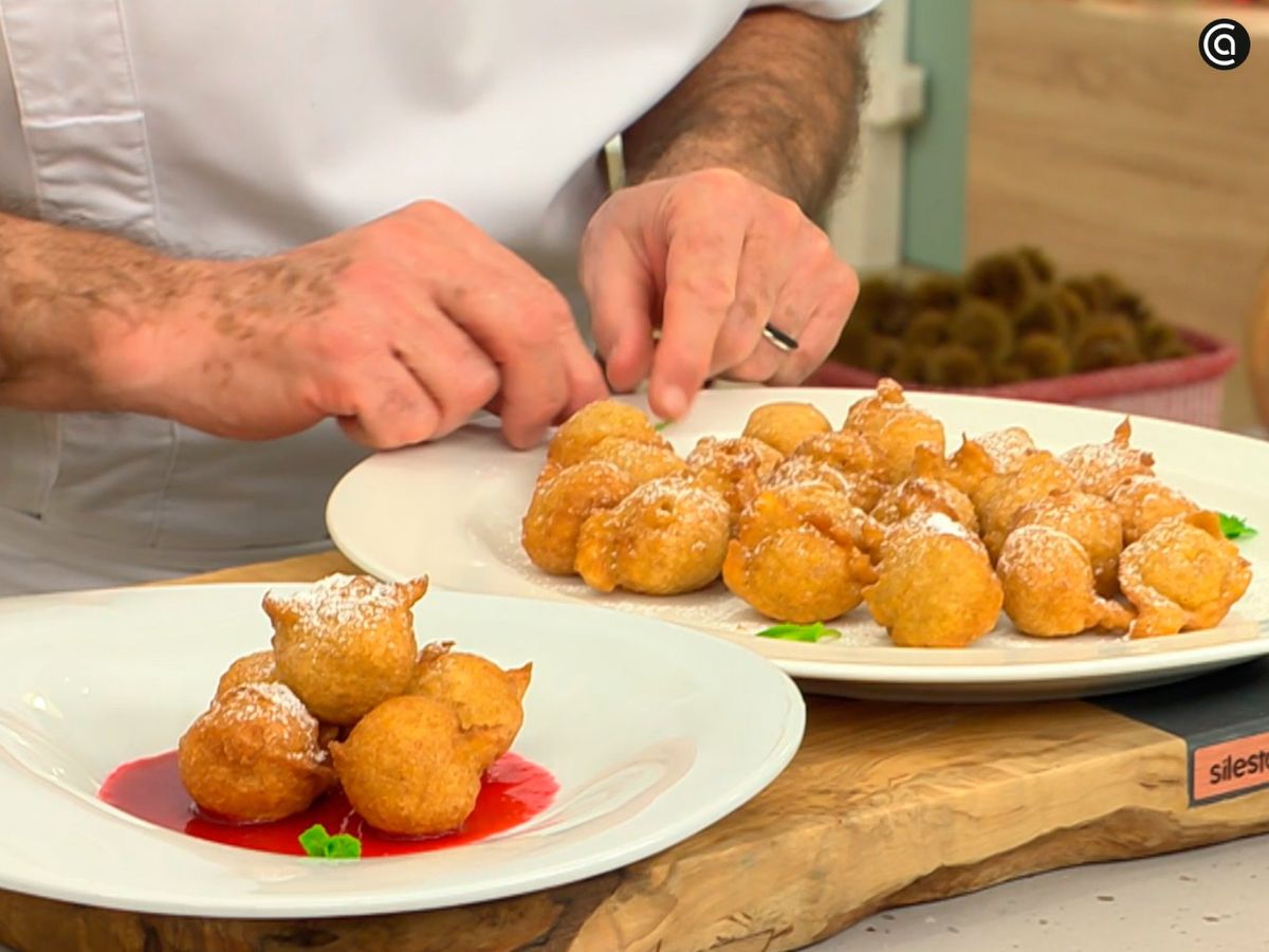 Sirve los buñuelos de manzana sobre el coulis de frambuesa