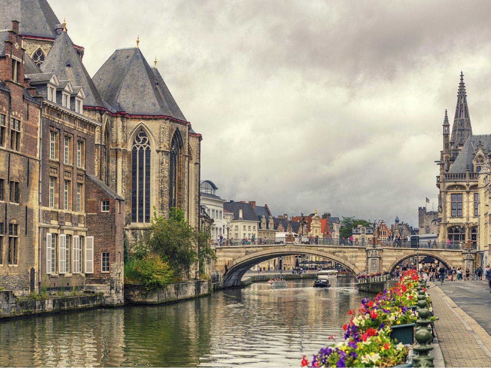 Puente e iglesia de San Miguel en Gante, Bélgica Puente e iglesia de San Miguel en Gante, Bélgica