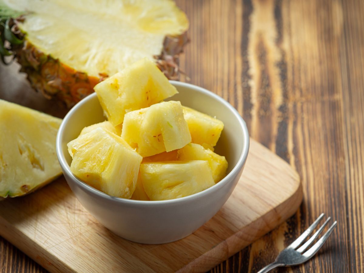 Piña cortada: mantenerla en su jugo ayuda a conservar su sabor y frescura.