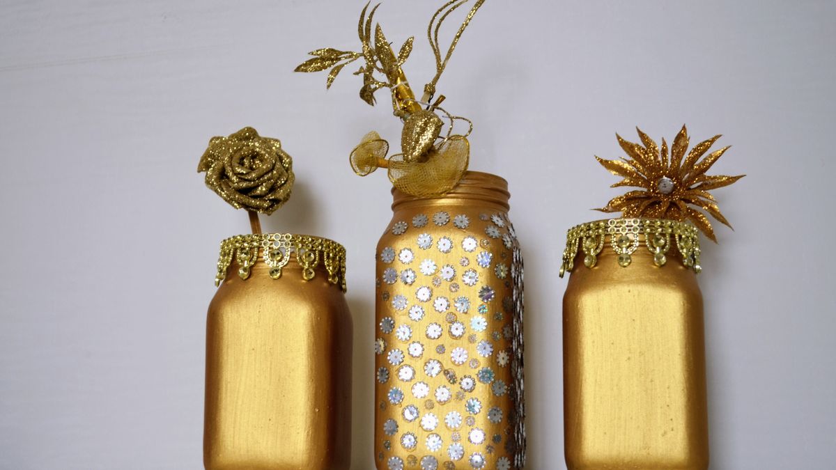 Decora la mesa con objetos que tengas por casa