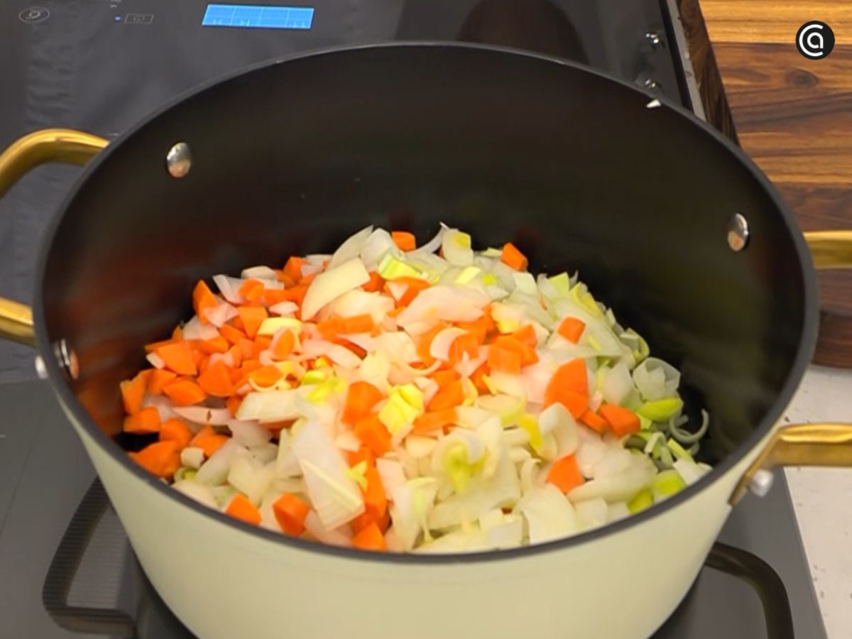 Las verduras se rehogan hasta que queden tiernas.