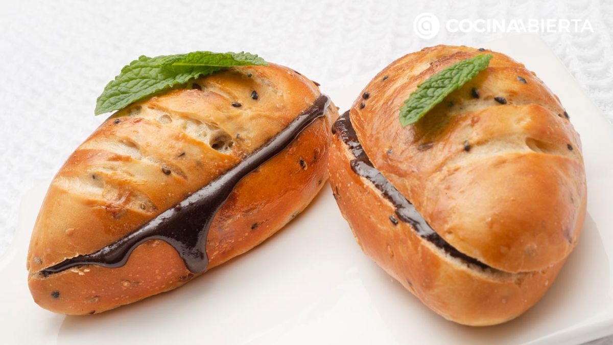 Joseba Arguiñano elabora un pan de viena en tamaño reducido y relleno de chocolate