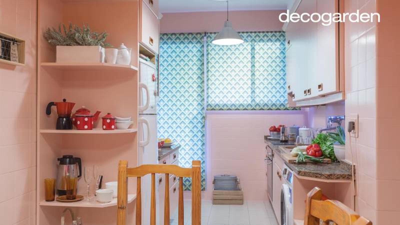 Cocina rosa con estantería esquinera para aprovechamiento vertical. Cocina rosa con estantería esquinera para aprovechamiento vertical.