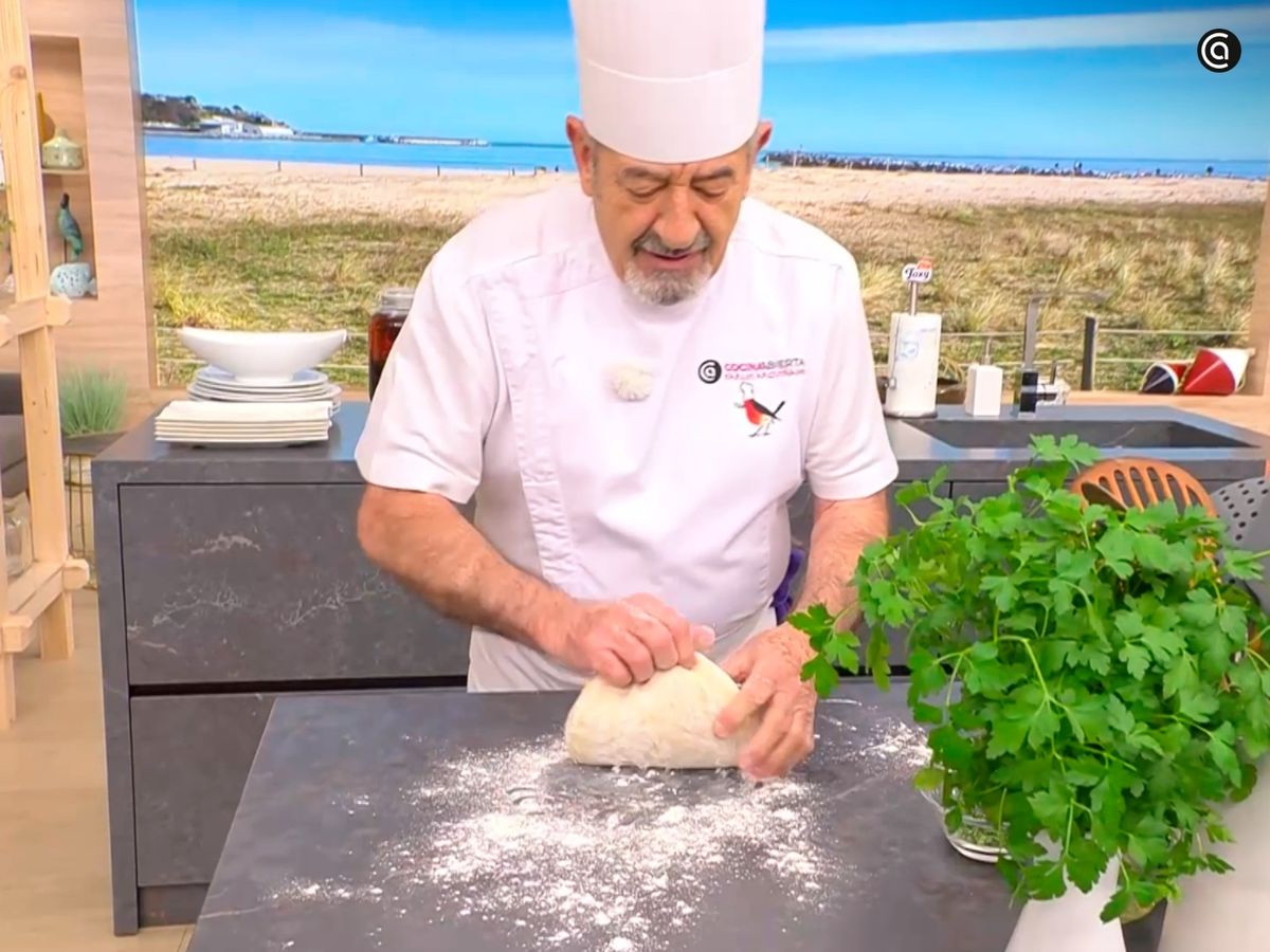 Espolvorea harina en la encimera para evitar que se pegue la masa