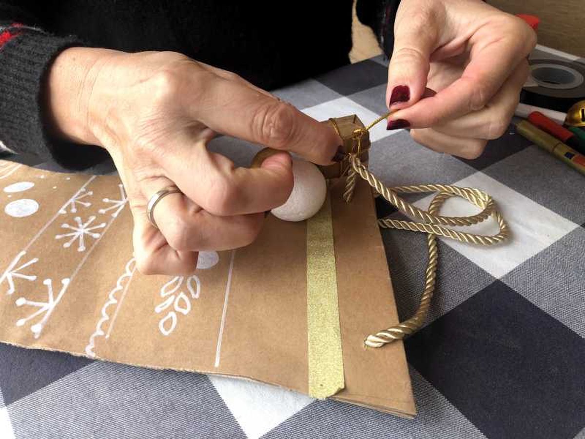 Adornar la bota de Navidad con bolas y otros complementos.