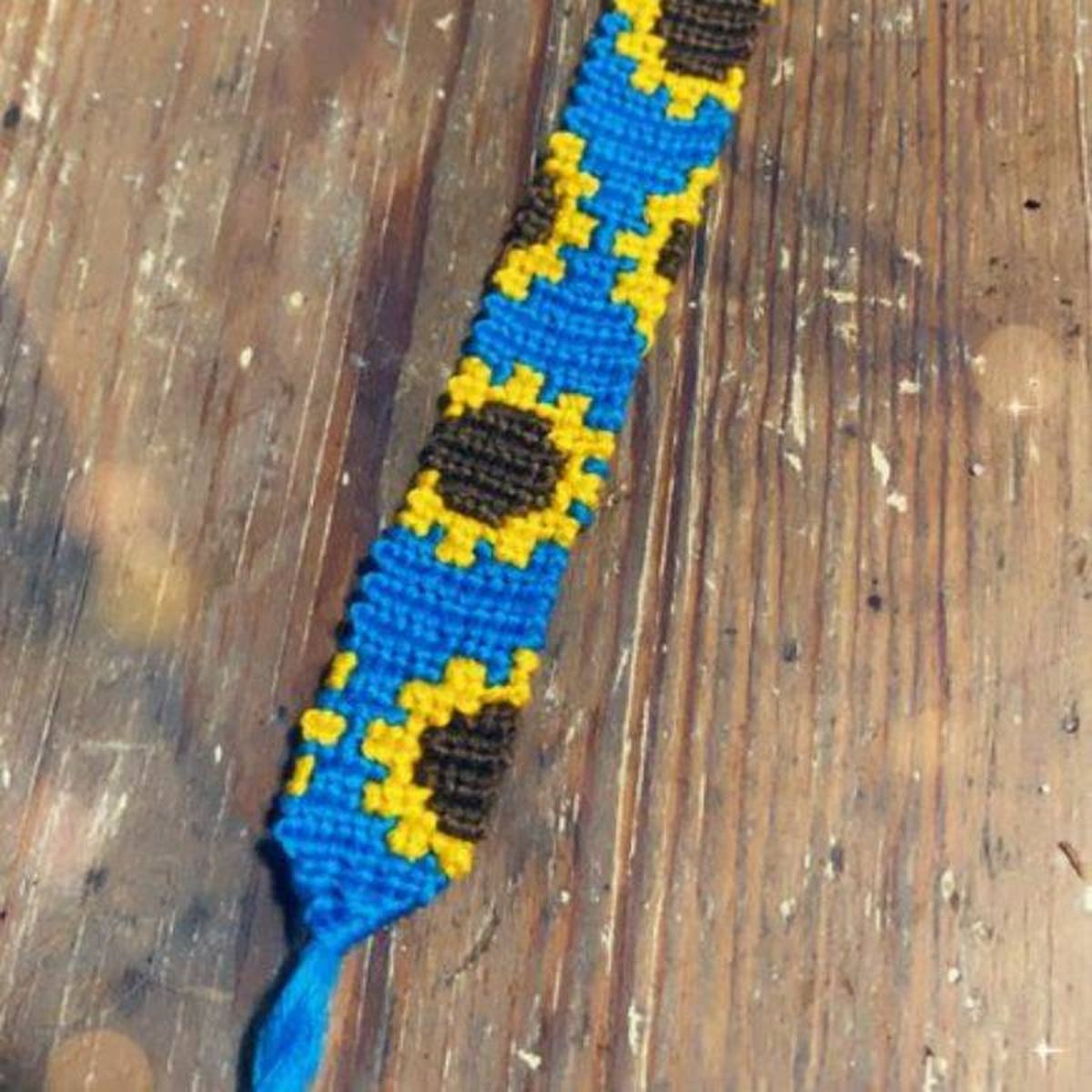 Pulsera de hilo de girasoles.