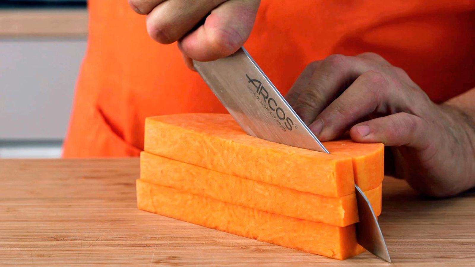 Trocea la calabaza en dados Receta de canelones veganos de berenjena, calabaza y setas paso 2