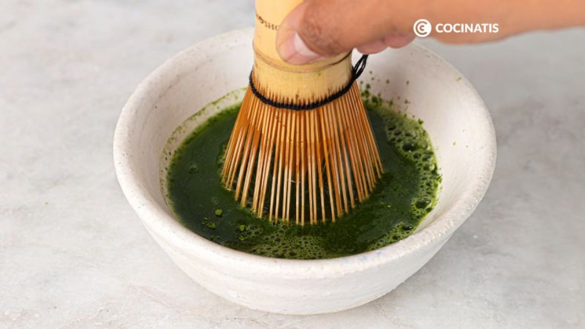 Batir el té matcha con batidor de bambú