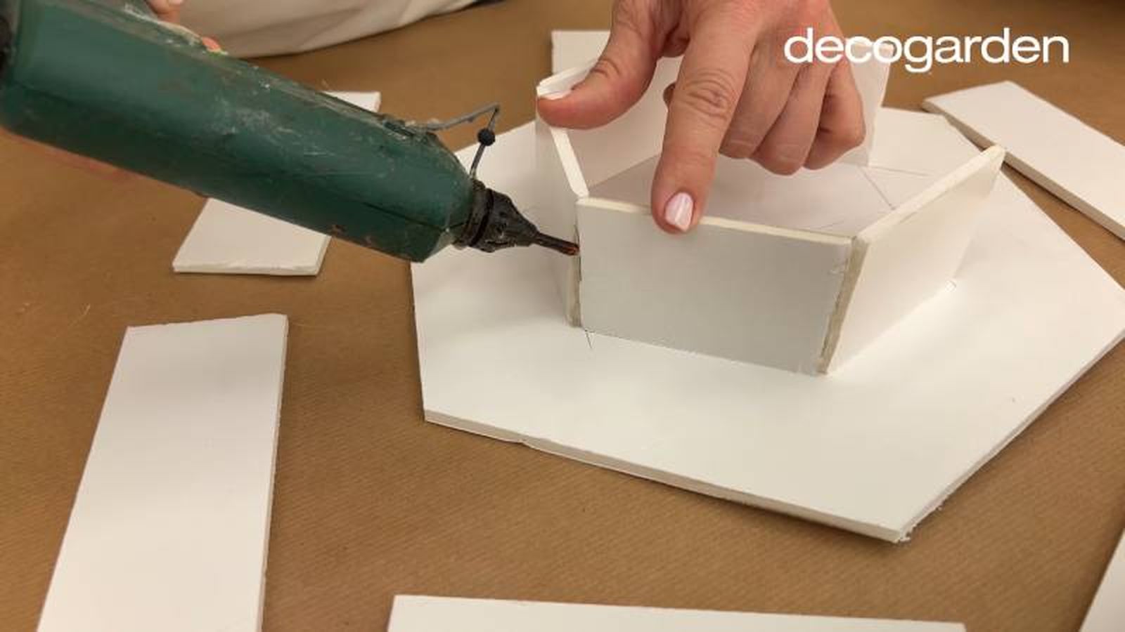 Hacer un molde de cartón pluma. Hacer un molde de cartón pluma.