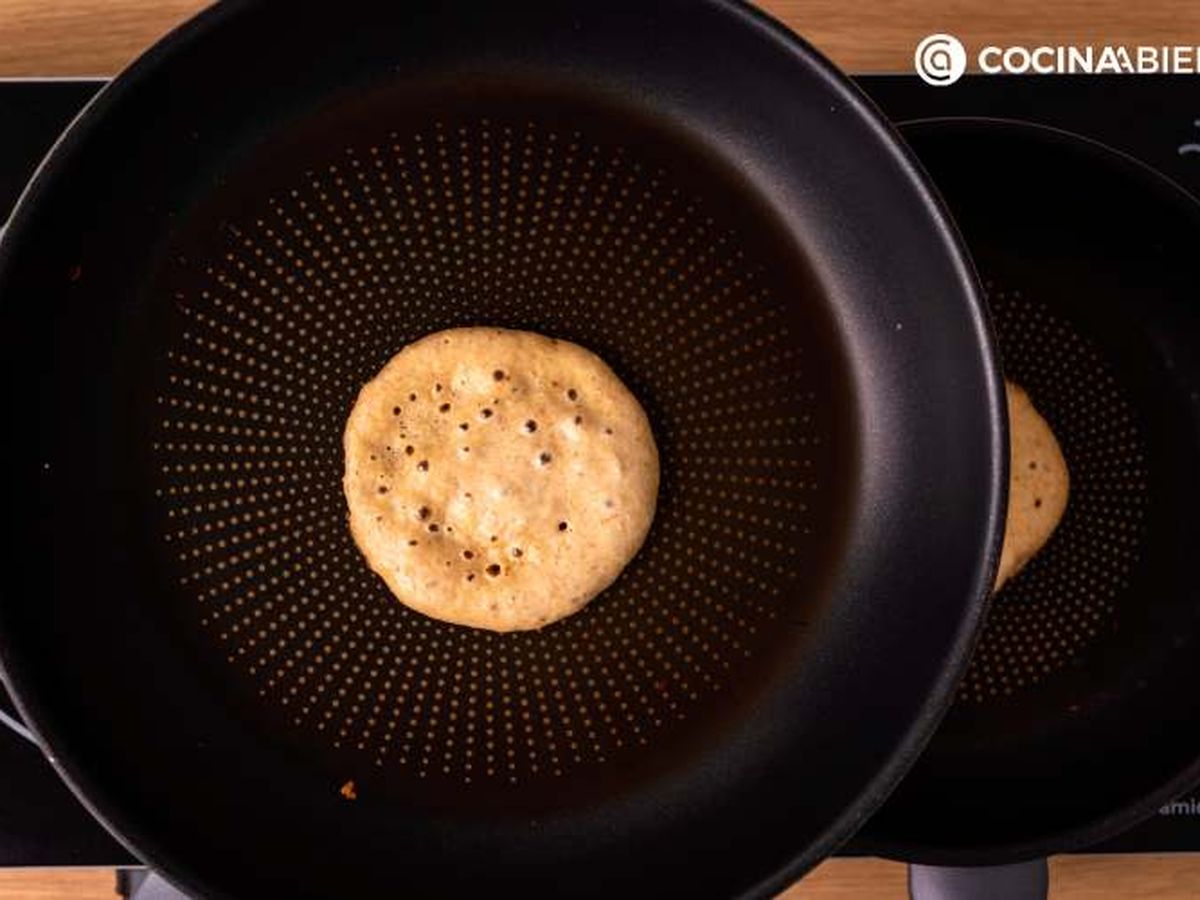 Cuando estos huecos se mantengan abiertos, es el momento darle la vuelta a las tortitas