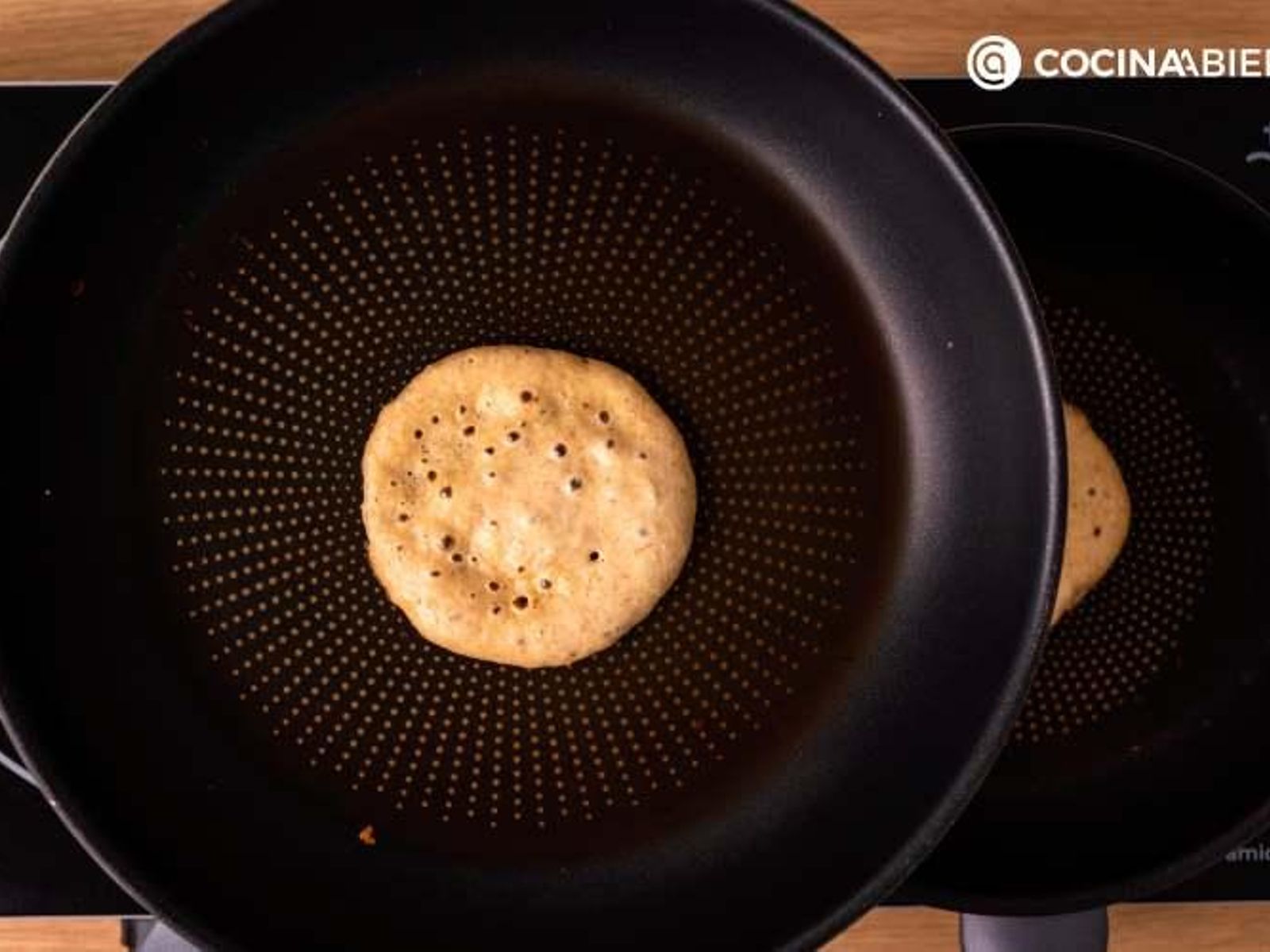 Cuando estos huecos se mantengan abiertos, es el momento darle la vuelta a las tortitas Cuando estos huecos se mantengan abiertos, es el momento darle la vuelta a las tortitas