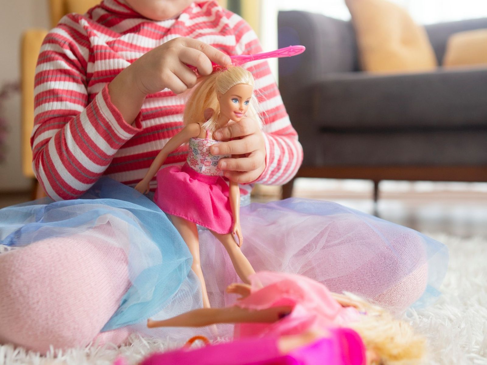 Niña peinando una Barbie. Niña peinando una Barbie.