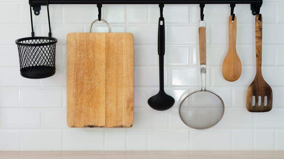 Colgar los utensilios de cocina es una opción muy práctica