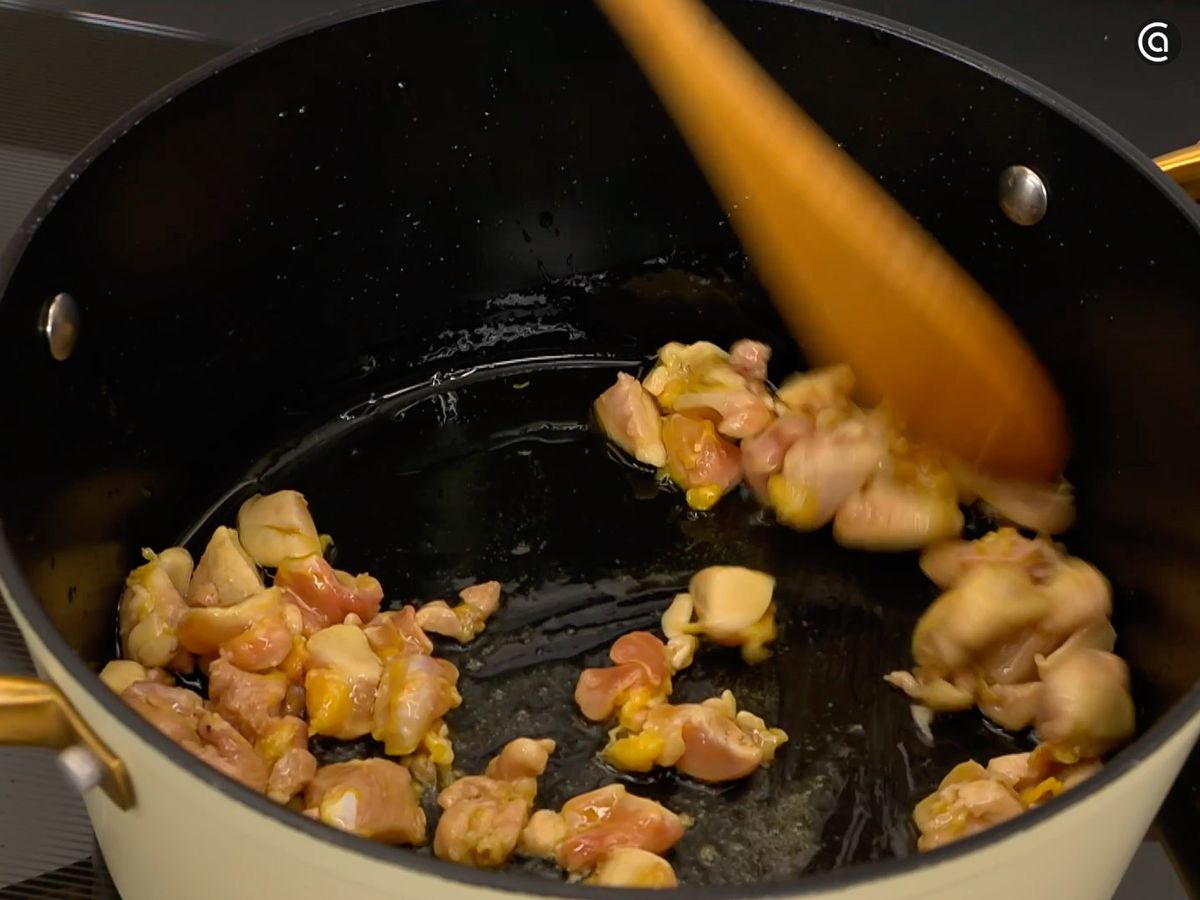 Dora el pollo, agrega el caldo y cocina