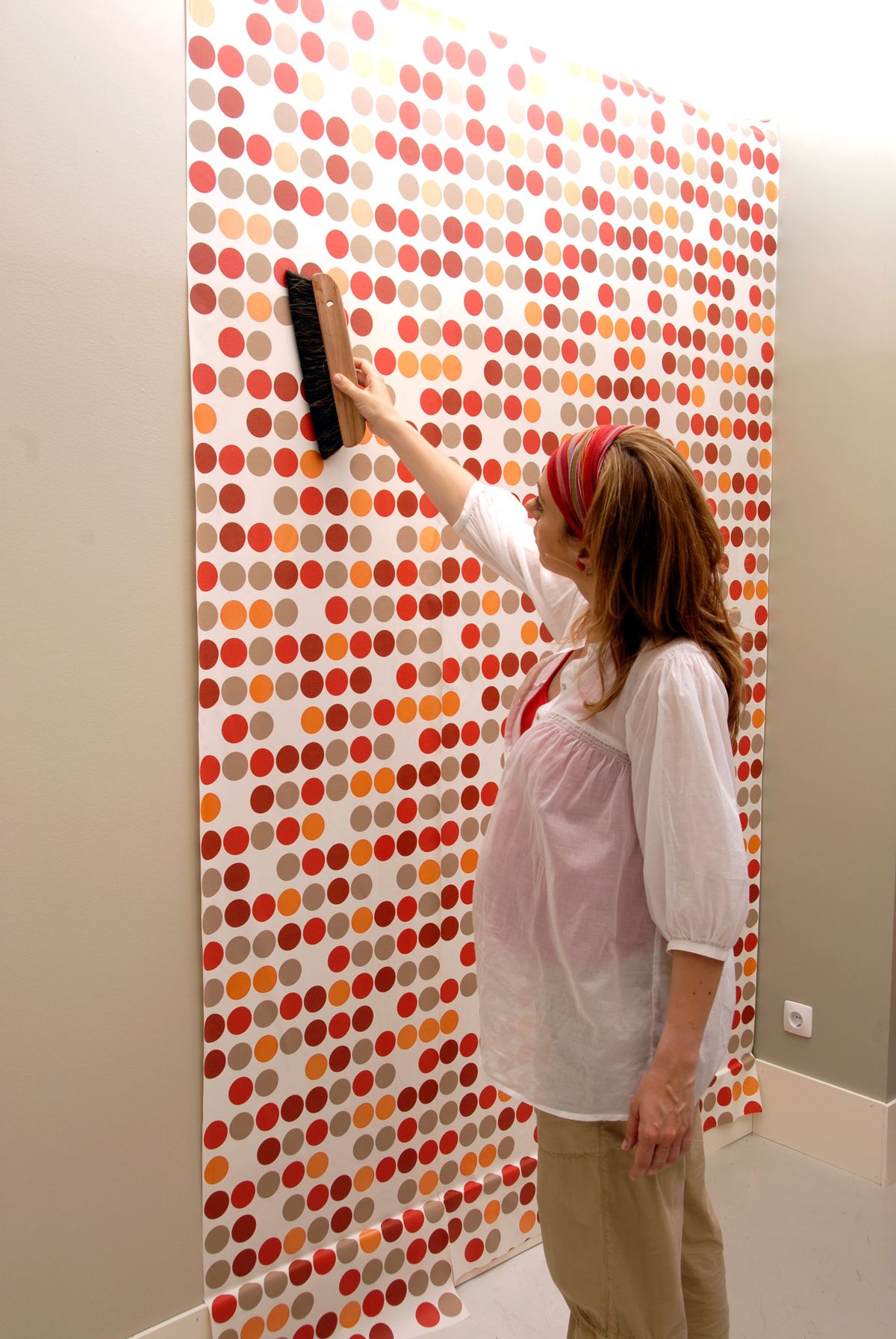 Cómo empapelar la pared paso 4