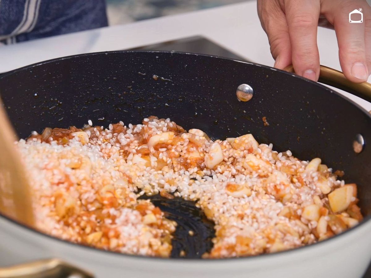 Sofríe el arroz antes de añadir el caldo