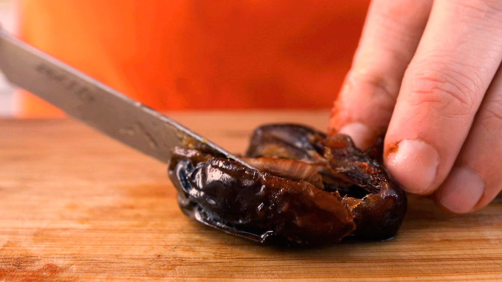 Deshuesa los dátiles Receta de crema de cacao y avellanas sin azúcar paso 1
