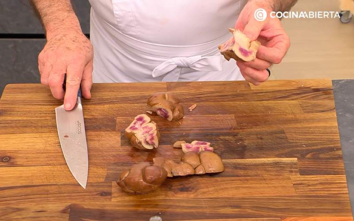 Retira la grasa central de los riñones