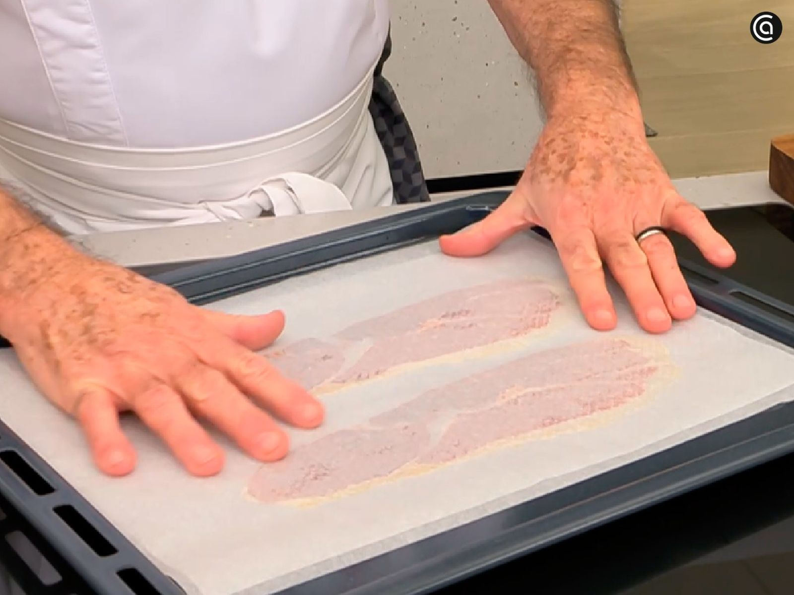 Hornea las lonchas de jamón entre dos papeles