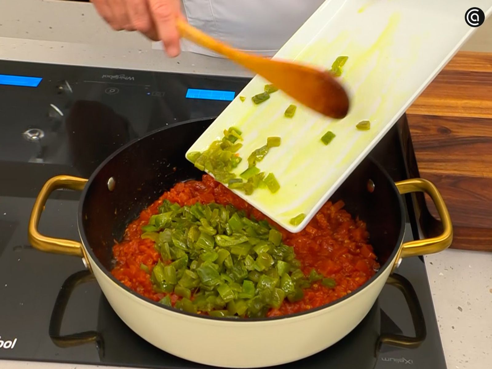 Cocina los tomates y, cuando estén tiernos, incorpora los pimientos Cocina los tomates y, cuando estén tiernos, incorpora los pimientos