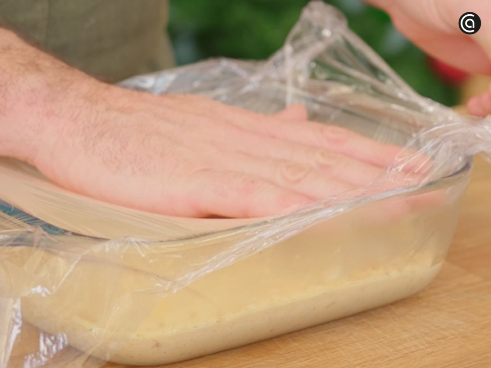 Pasamos la mezcla a una bandeja, la cubrimos con film en contacto y dejamos reposar antes de formar las croquetas.