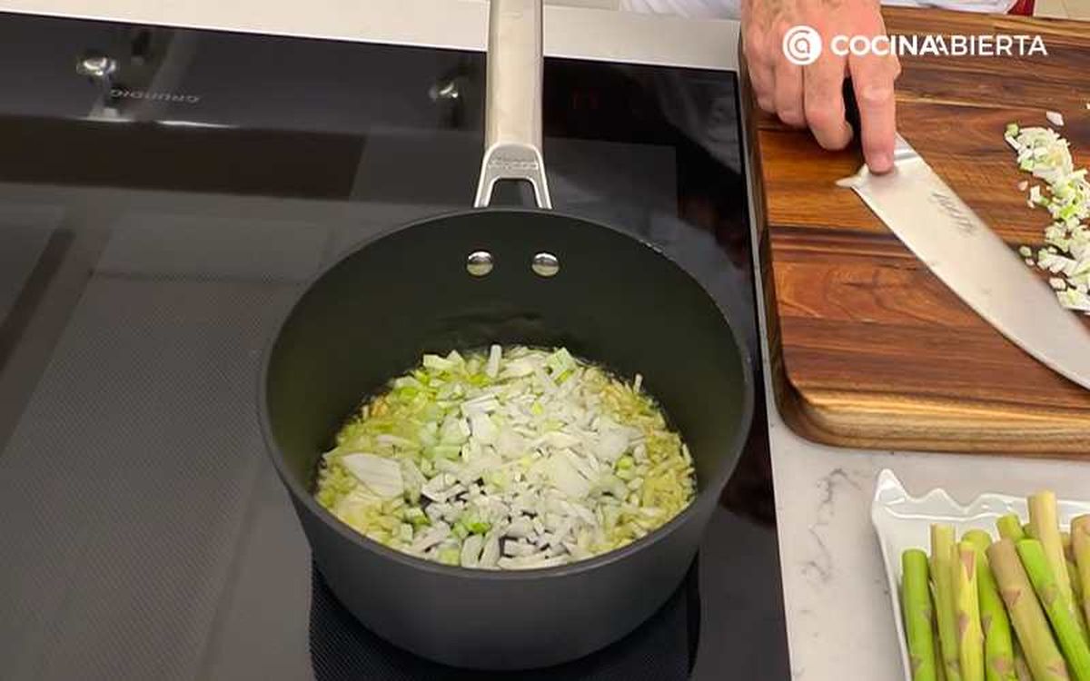 Rehoga la cebolleta picada