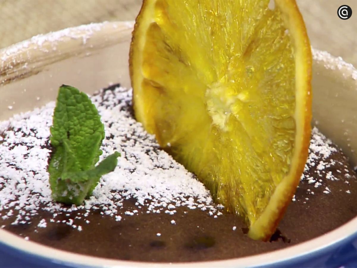 Decora con menta, naranja crujiente y azúcar glas