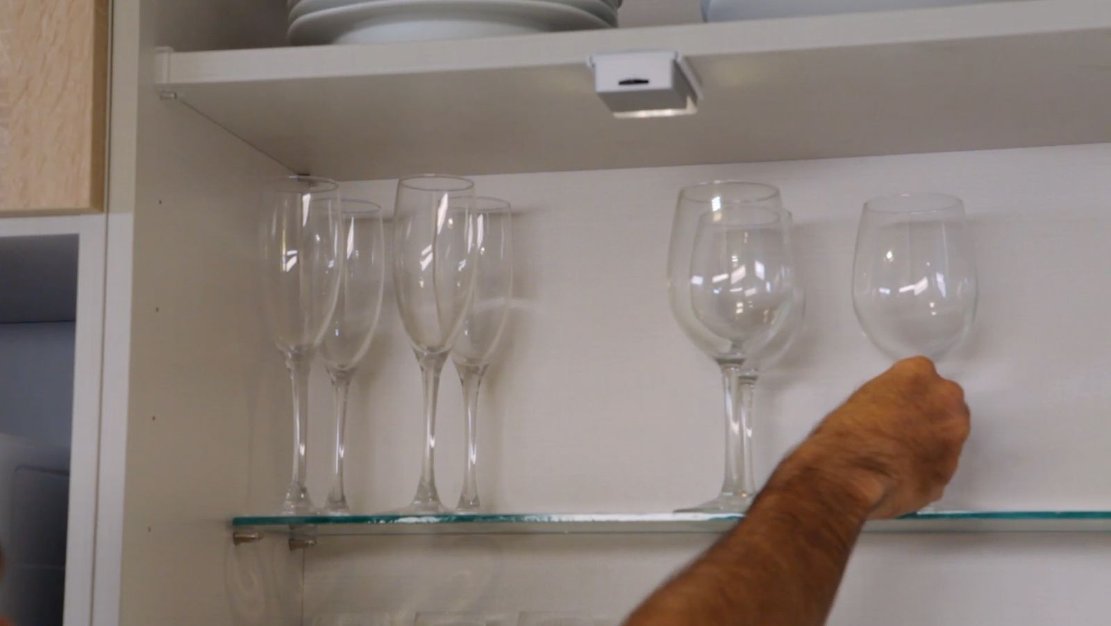 Colocar balda de cristal en el interior de un armario de cocina paso 9 Colocar balda de cristal en el interior de un armario de cocina paso 9