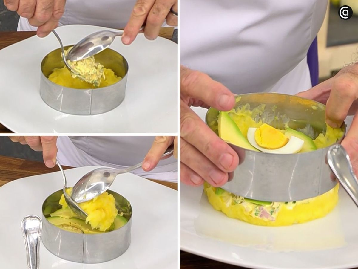 Monta la causa con el puré, el relleno y el aguacate