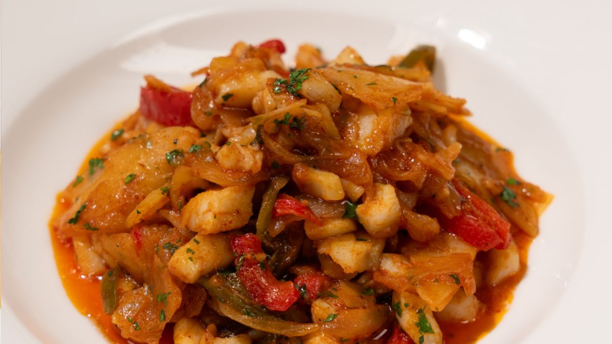 Bacalao al ajoarriero con verduras y patata