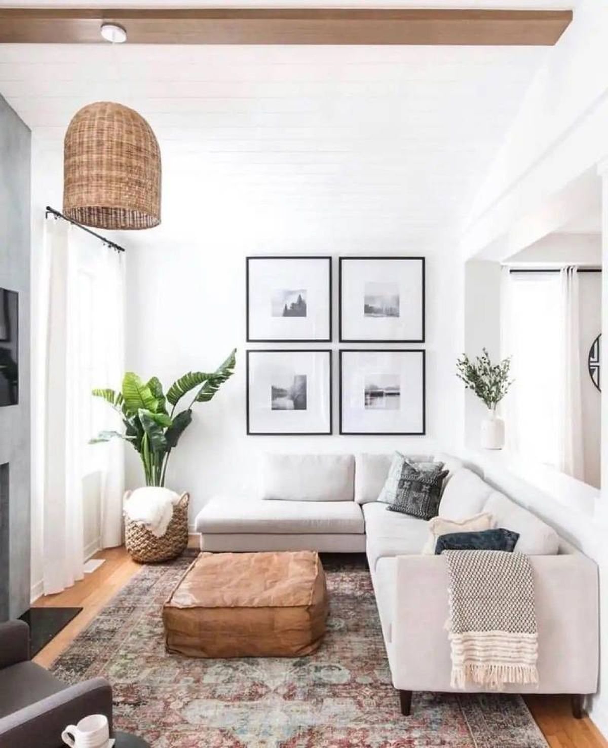 Salón decorado con cuatro fotos simétricas.