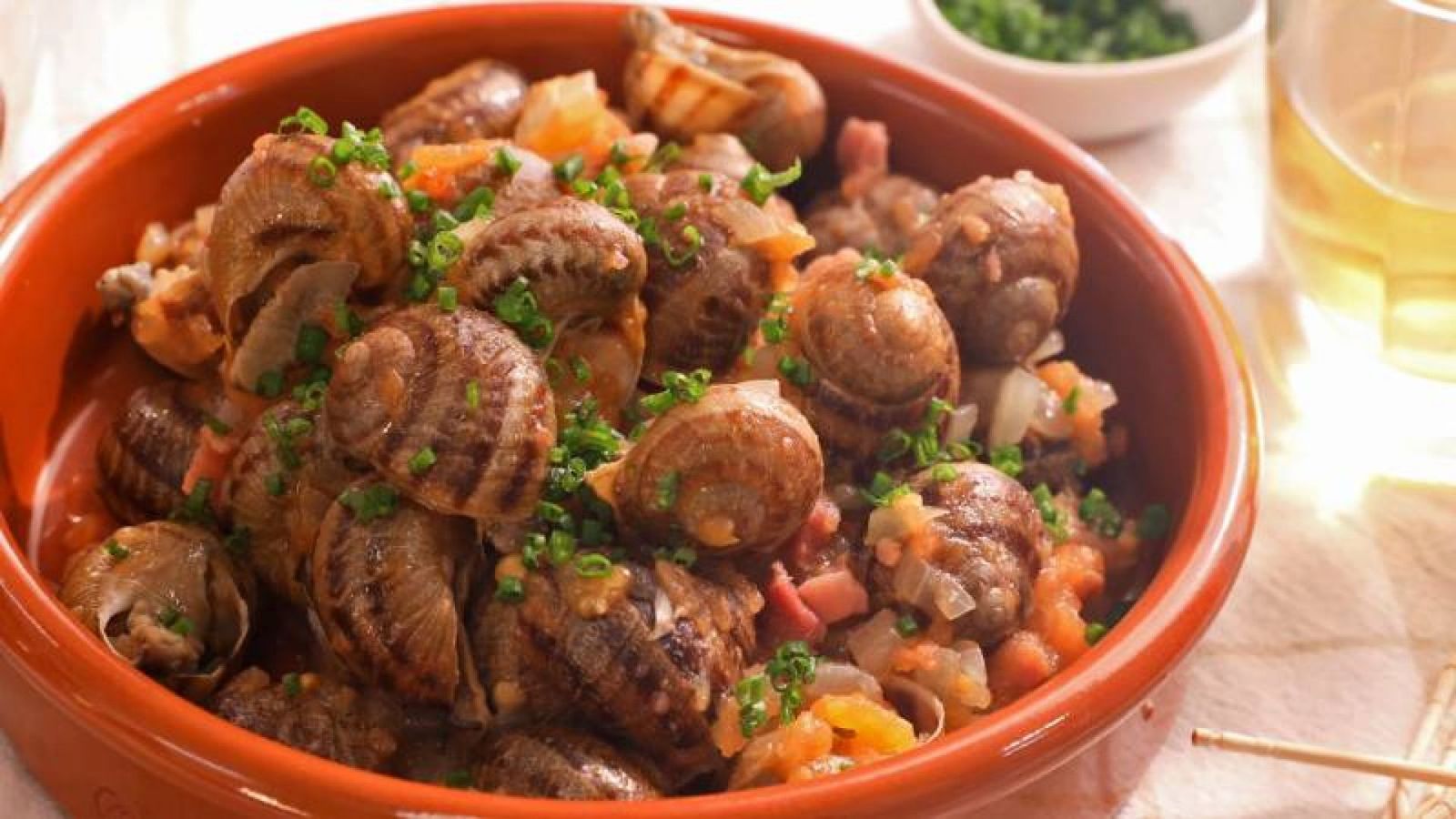 Disfruta de estos caracoles salteados con ajo y jamón Disfruta de estos caracoles salteados con ajo y jamón