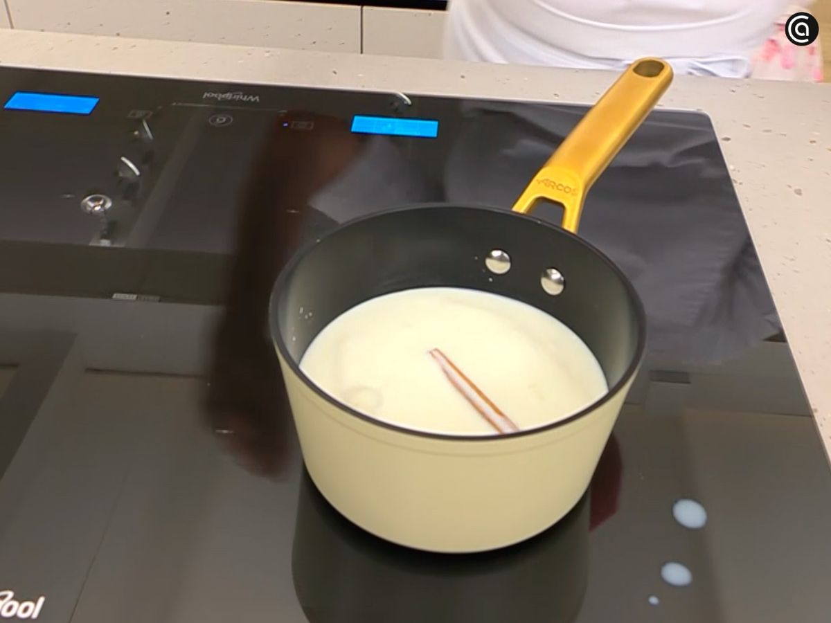 Calienta la leche con canela y piel de limón para que se infusione