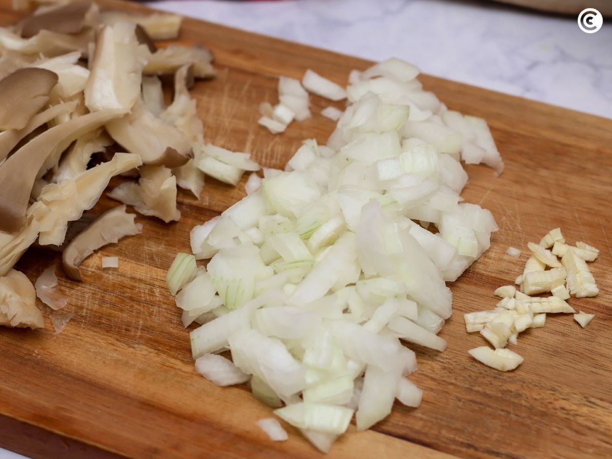 Pica y corta los ingredientes de los callos veganos
