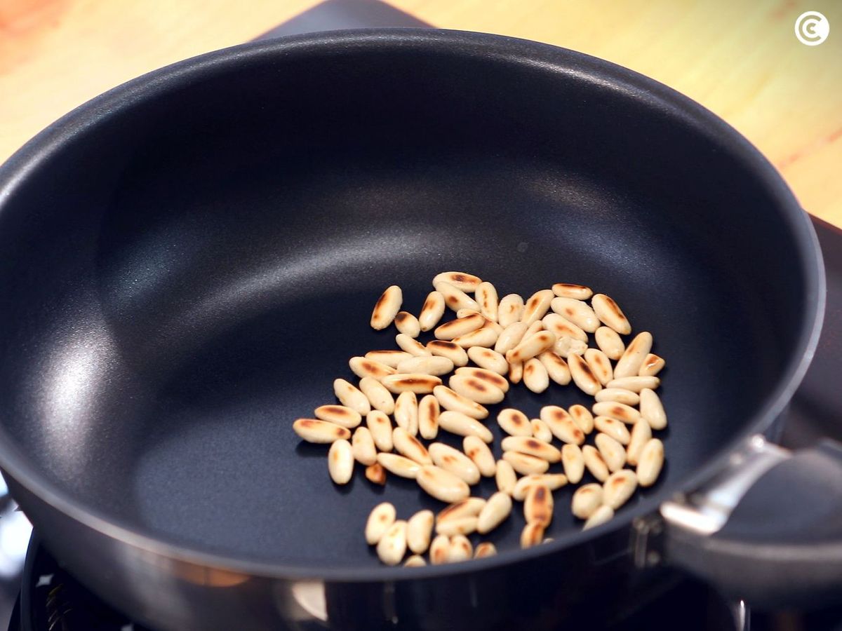 Tostar los piñones para la ensalada de ahumados