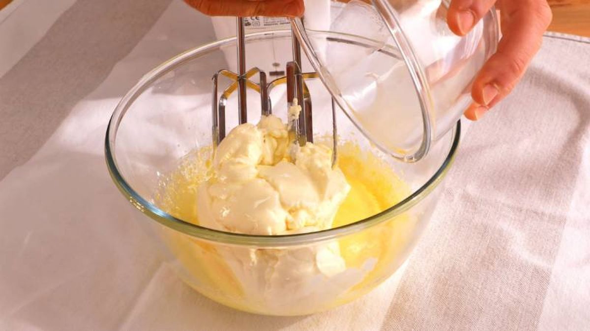 Combina las yemas con azúcar y queso mascarpone hasta lograr una mezcla cremosa y homogénea, perfecta para tu tiramisú